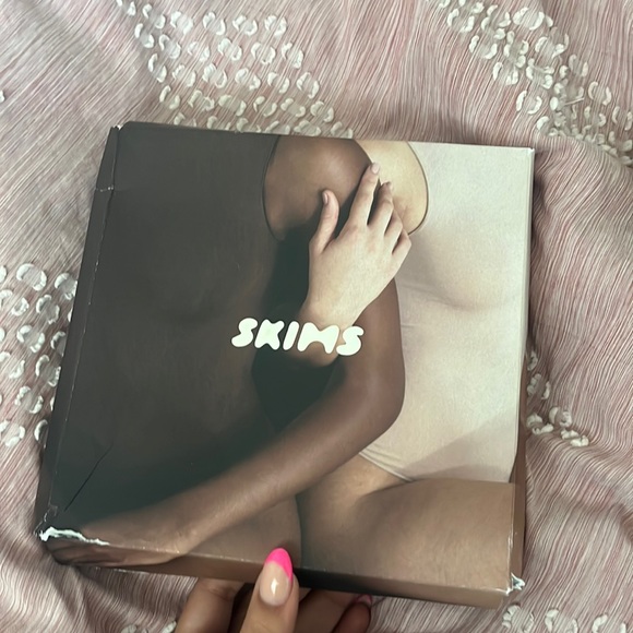 skims long sleeve scoop neck bodysuit - Picture 1 of 11